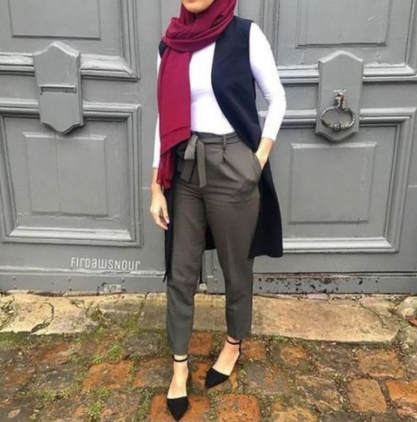 Setelan blazer dan celana kerja dengan warna gelap